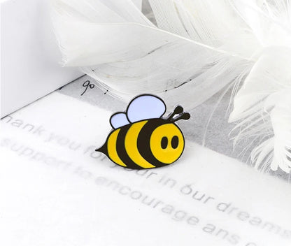 Cute Bee Flower Enamel Pin Funny Chrysanthemum Petal Brooch Women Jeans Coat Lapel Pin Badge Jewelry Gift for Friend New Arrival