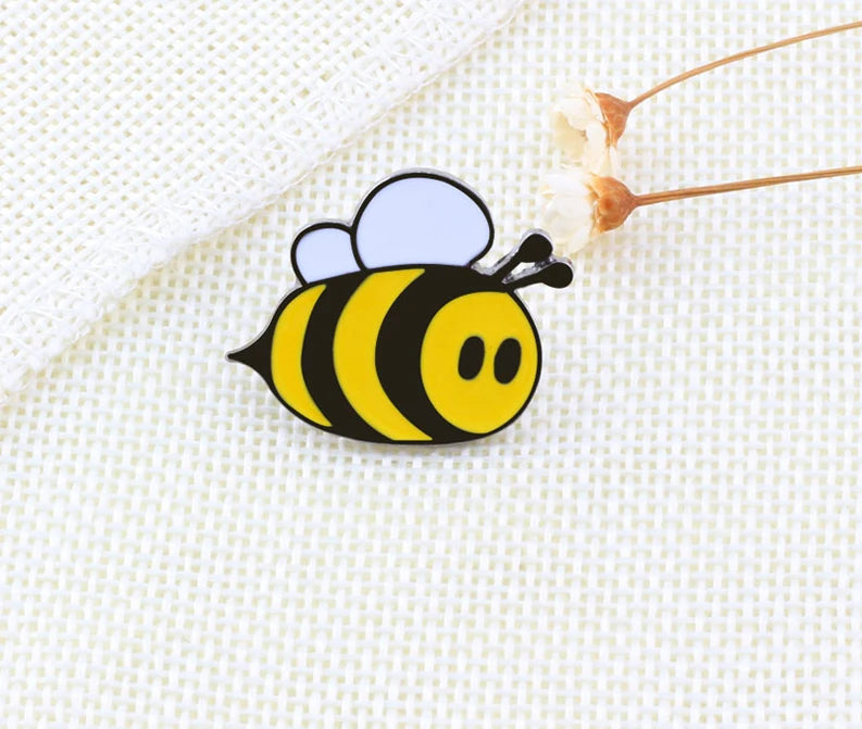 Cute Bee Flower Enamel Pin Funny Chrysanthemum Petal Brooch Women Jeans Coat Lapel Pin Badge Jewelry Gift for Friend New Arrival