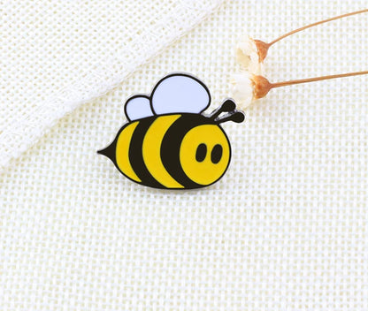 Cute Bee Flower Enamel Pin Funny Chrysanthemum Petal Brooch Women Jeans Coat Lapel Pin Badge Jewelry Gift for Friend New Arrival