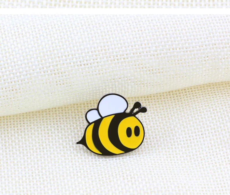 Cute Bee Flower Enamel Pin Funny Chrysanthemum Petal Brooch Women Jeans Coat Lapel Pin Badge Jewelry Gift for Friend New Arrival
