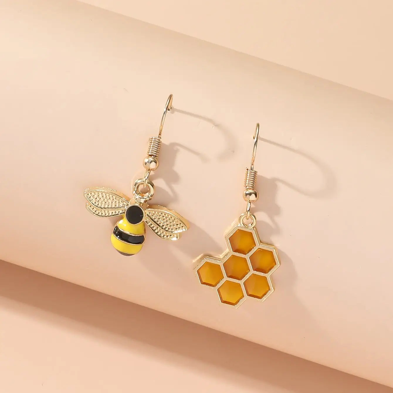 2 Pieces Insect Yellow Bee Earrings Women Simple Fashion Casual Pendant Bee Earrings