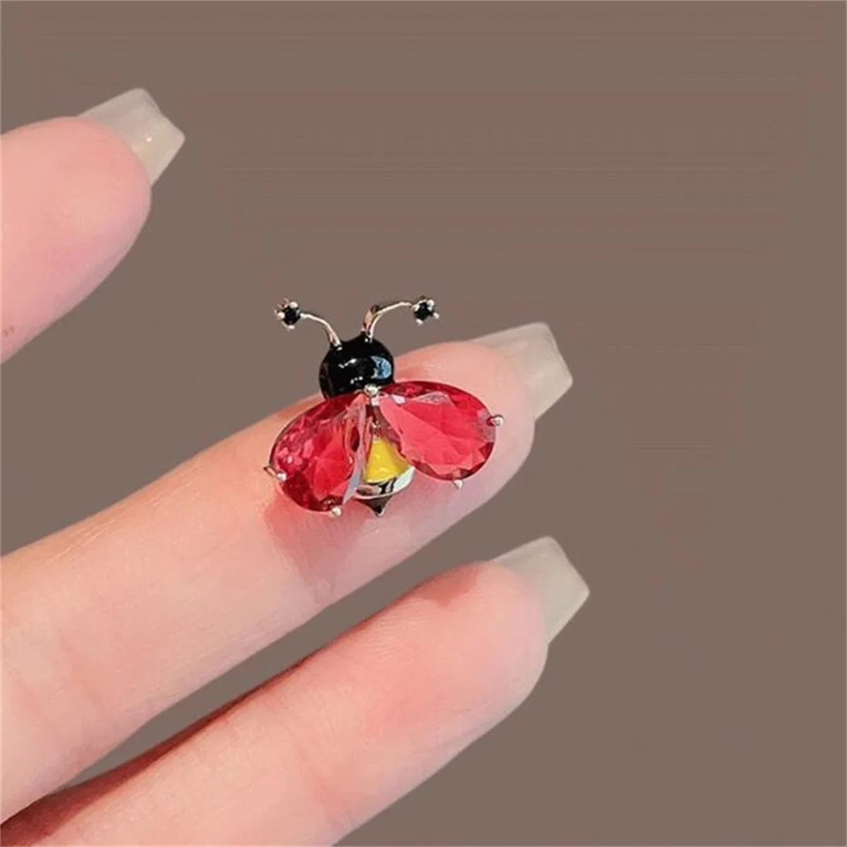 Bee Brooch Women's Fashionable And Exquisite Small Pin Suit Shirt Backpack Decoration Jewelry Party Birthday Gift 2024