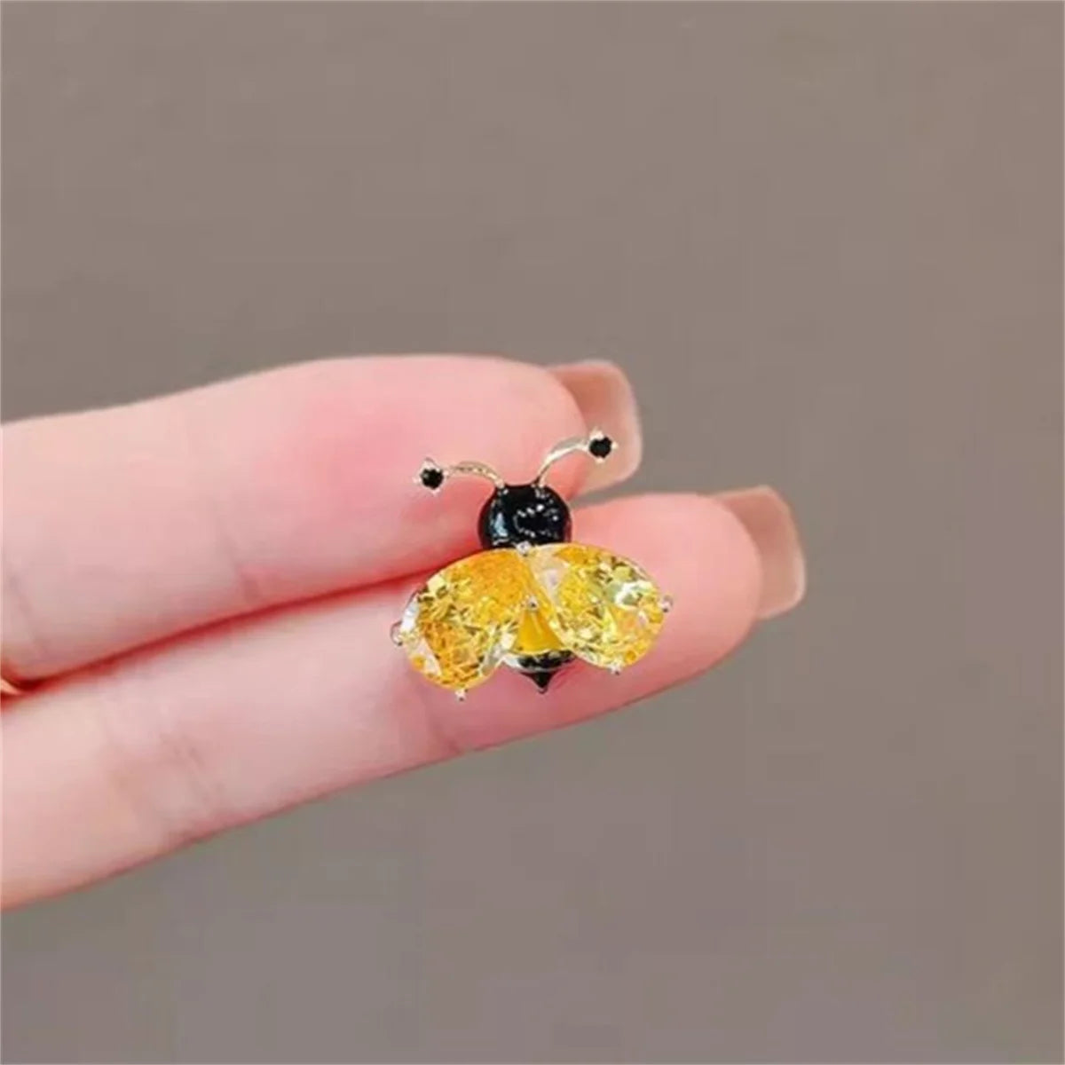 Bee Brooch Women's Fashionable And Exquisite Small Pin Suit Shirt Backpack Decoration Jewelry Party Birthday Gift 2024