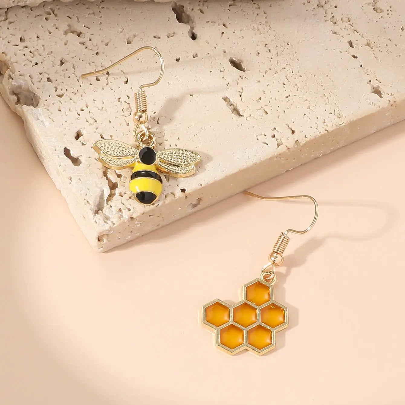 2 Pieces Insect Yellow Bee Earrings Women Simple Fashion Casual Pendant Bee Earrings